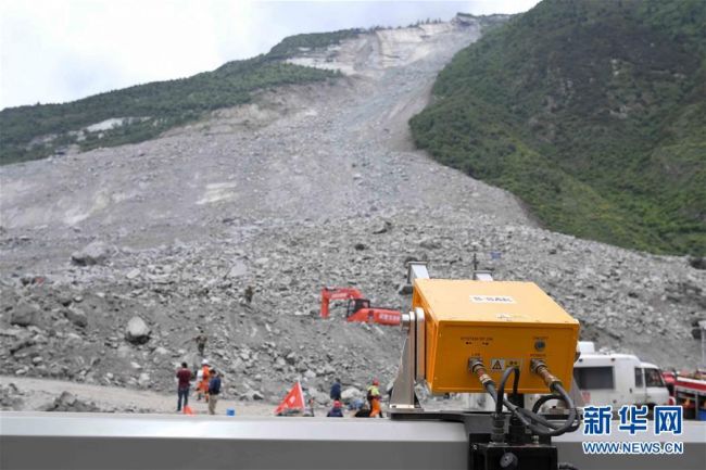 6月25日，能监测山体滑坡的边坡雷达在茂县山体垮塌现场监测滑坡体的变形情况。