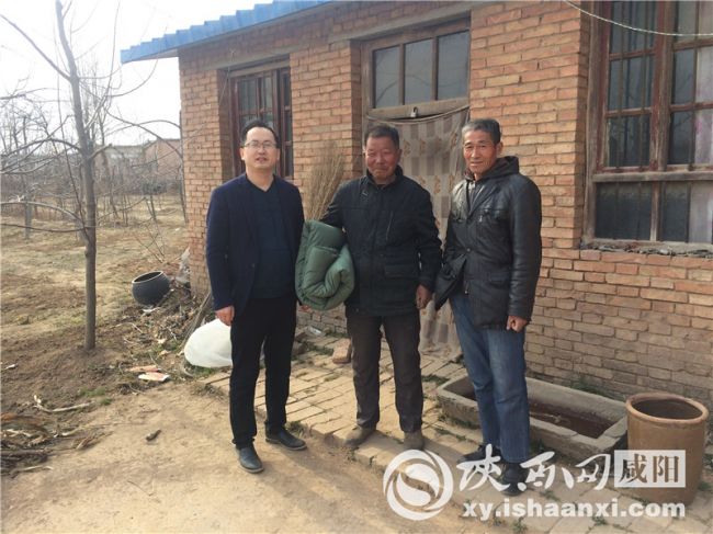 为群众送棉衣