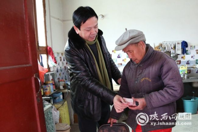 1张忠玉副院长拿出200元钱给谢会林
