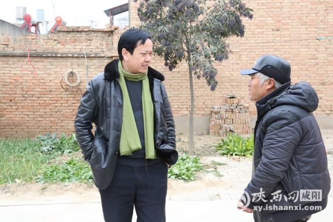 3张忠玉副院长与谢会民亲切交谈