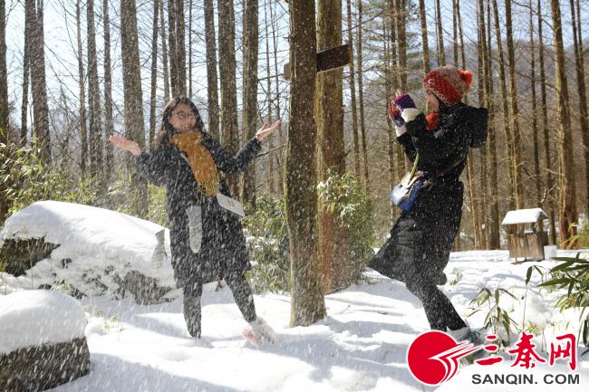8.飞扬的雪花掩不住灿烂的笑容。