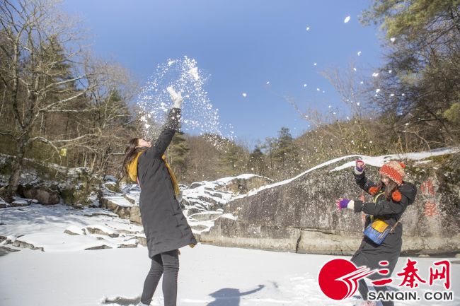 2.两名游客在尽情地戏雪。