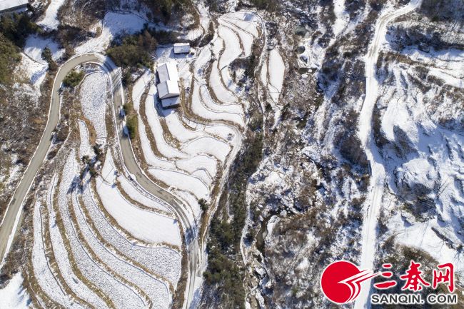 6.蜿蜒的公路“搂”住了梯田的腰。