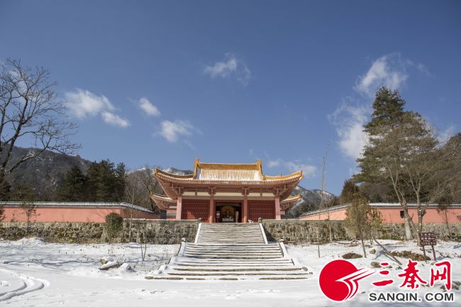 9.云雾寺在白雪的映衬下愈发显得雄伟。