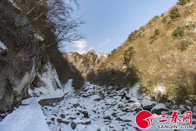 11.一边是阳光一边是冰雪，宛如两个世界。