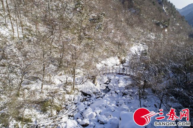 12.云雾山冰封雪盖犹如“冰河世纪”。
