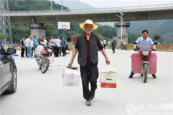 9领到鸡苗的贫困户脸上洋溢着笑容