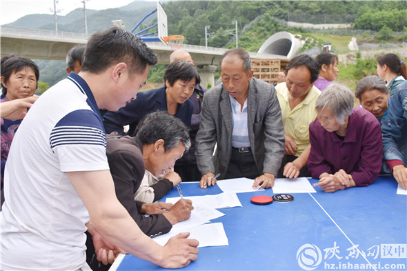 6村干部组织贫困户签字认领