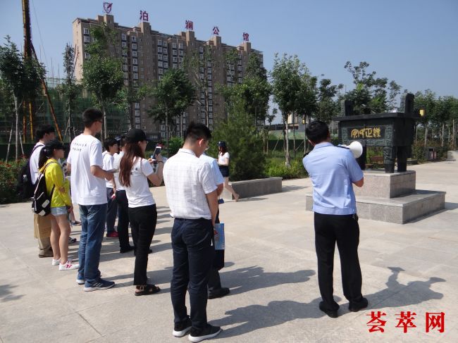 外交学院师生一行在昆元法治广场法鼎前