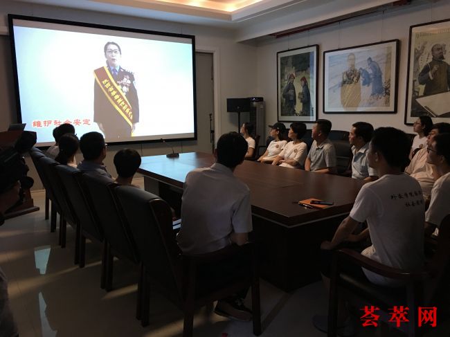 外交学院师生一行在林则徐纪念馆播放厅观看禁毒和宪法宣传片