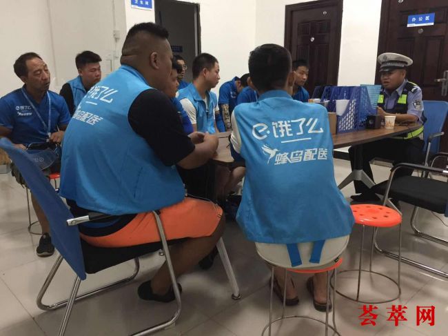 民警对饿了吗外卖配送员开展宣传