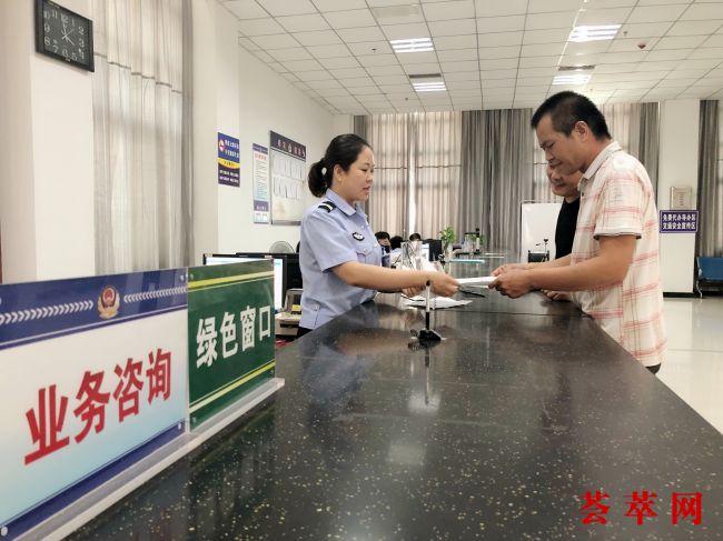华州区公安局交管大队车管所落实“放管服”改革举措 提升交管服务便民化 (1)