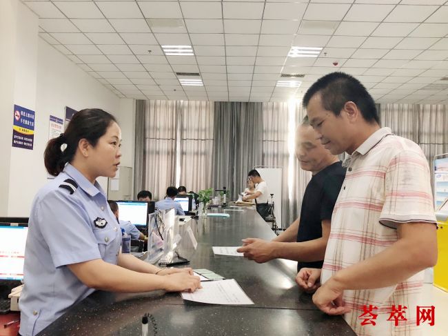 华州区公安局交管大队车管所落实“放管服”改革举措 提升交管服务便民化 (2)