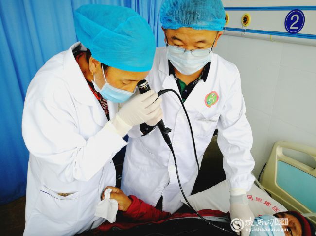景鹏指导当地医师进行内窥镜检查