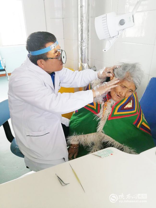 景鹏与藏族患者1