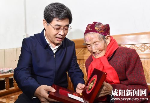 10月11日上午，市委书记岳亮在兴平市看望慰问百岁老人裴志春时给她送上纪念章，并代表市委、市政府向全市老人致以节日问候和祝福。本报记者杨宇晗摄