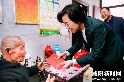 10月15日，市长卫华在乾县看望慰问特困老人李合亭，并送去慰问金和慰问品，向老人致以节日的问候和祝福。本报记者 周季 摄