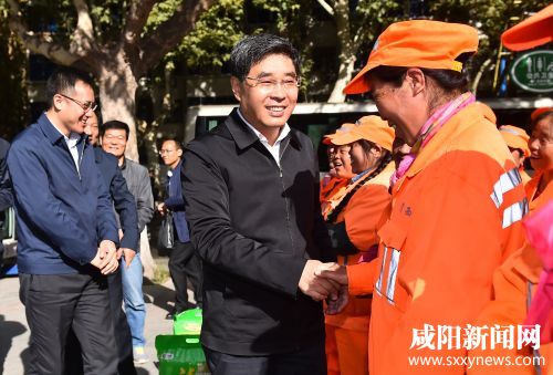 10月26日是环卫工人节，市委书记岳亮深入乡村与街道看望慰问工作在一线的环卫工人，并向广大环卫工人致以节日的问候。 本报记者 杨宇晗 摄