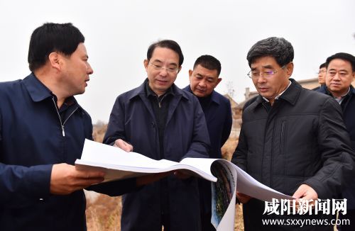 11月7日，省委常委、省纪委书记王兴宁在旬邑调研“两联一包”扶贫工作时，与市委书记岳亮等一同查看并了解西头村省纪委协调建设项目进展情况。 本报记者 杨宇晗 摄
