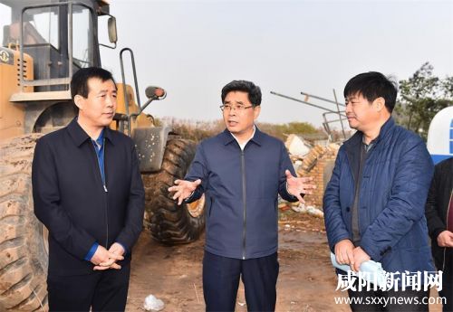 11月27日，市委书记岳亮深入兴平市、礼泉县检查督导“大棚房”问题专项清理整治和扫黑除恶专项斗争。图为岳亮在兴平天雨生态园督导“大棚房”问题专项清理整治工作。 本报记者 杨宇晗 摄