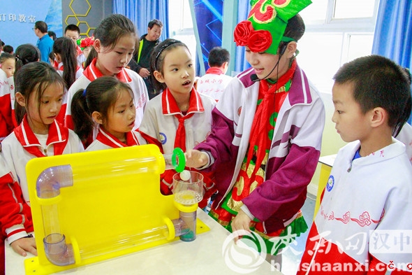 北关小学的小讲解员正在讲解“听话的小球”原理_副本