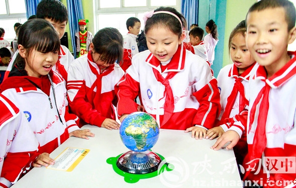 孩子们正在探究磁悬浮的奥秘1_副本
