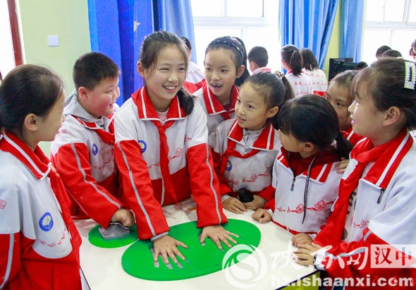 西城小学的孩子们体验“温柔的电击”_副本
