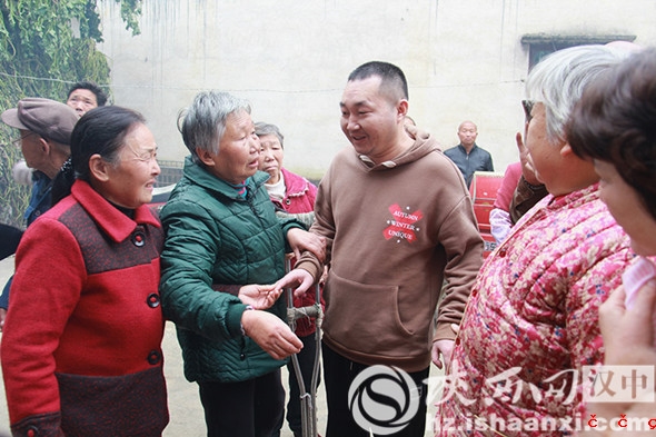 16家人在郑斌家院子介绍亲戚_副本