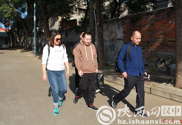 10堂姐和民警带郑斌离开救助管理站2_副本
