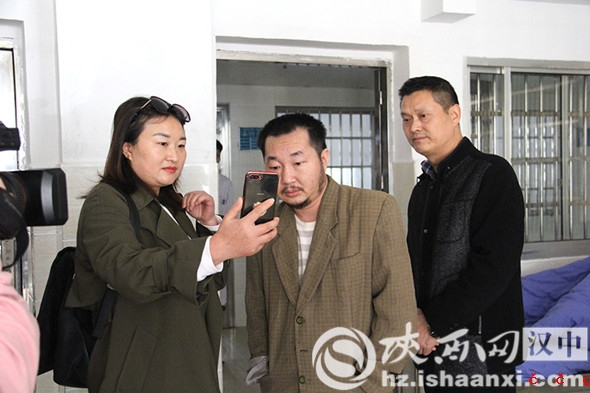 3堂姐用手机让郑斌和家人视频聊天1_副本
