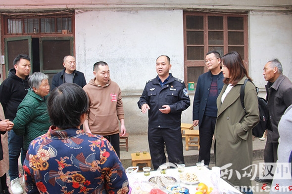 19郑所长叮嘱郑斌家人照看好郑斌_副本
