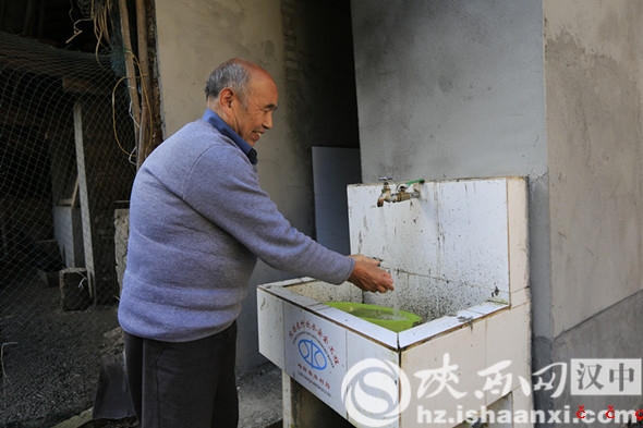 农村群众吃上了安全水  摄影：牛江林_副本