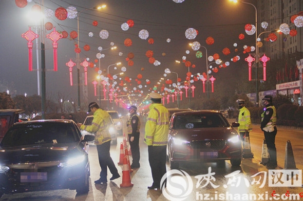 吾悦广场路口夜查酒驾