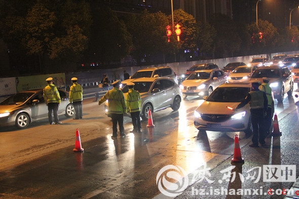 桥北广场路口夜查酒驾