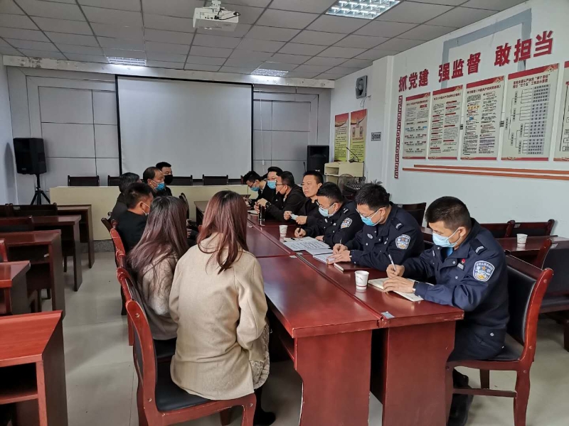 长虹路社区工作人员联合派出所民警调解辖区居民家庭纠纷