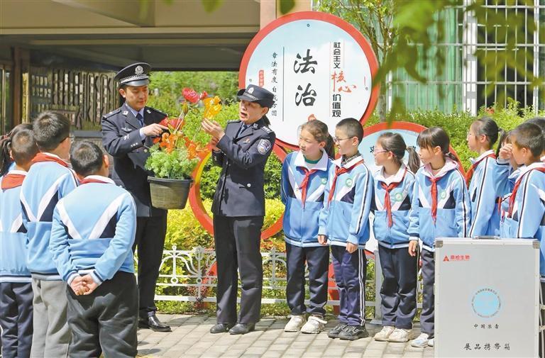 利剑破阴霾 暖阳引归途