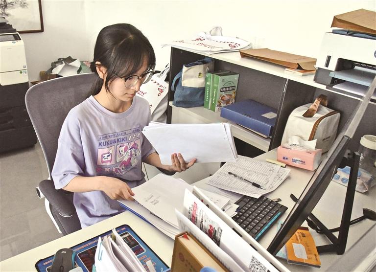 7月7日,宁强县羌州绣娘文化有限公司,入职不久的冯雅婷在办公室整理文件资料。 本报通讯员 刘炳林摄