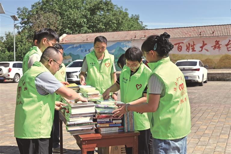 520志愿者服务总队在长武县昭仁街道七里村开展活动(资料照片)。 受访单位供图