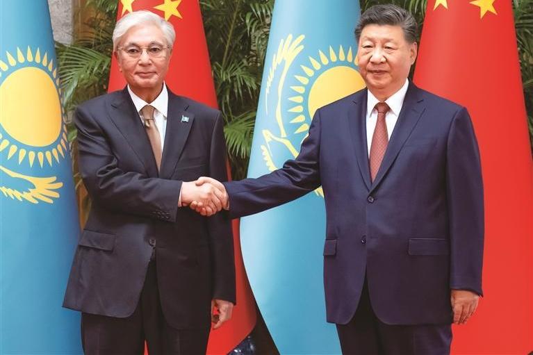 习近平会见哈萨克斯坦总统托卡耶夫